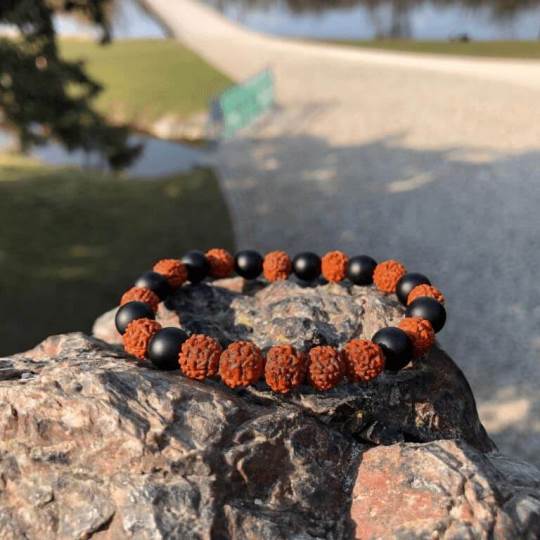 Minerální náramek onyx, rudraksha - SKLÍPKANKA